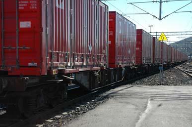 Trafikkvekst gir kapasitetsutfordringer Kapasiteten i godstransport på jernbane (bane og terminaler) er sprengt Vegnettet og de kollektive transportmidlene er ofte