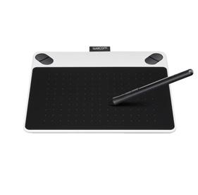 Jeg kan på Wacom vise bildet 200 prosent og jobbe med detaljene, mens på imacen vises hele bildet slik at jeg alltid ser jeg alltid helheten av arbeidet jeg gjør.