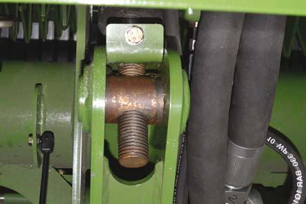 Som referansekant til innretting av maskinen brukes rammen. Kjøre draget i grunnstilling 1 ULT00130 Fig. 34 Pos: 47.