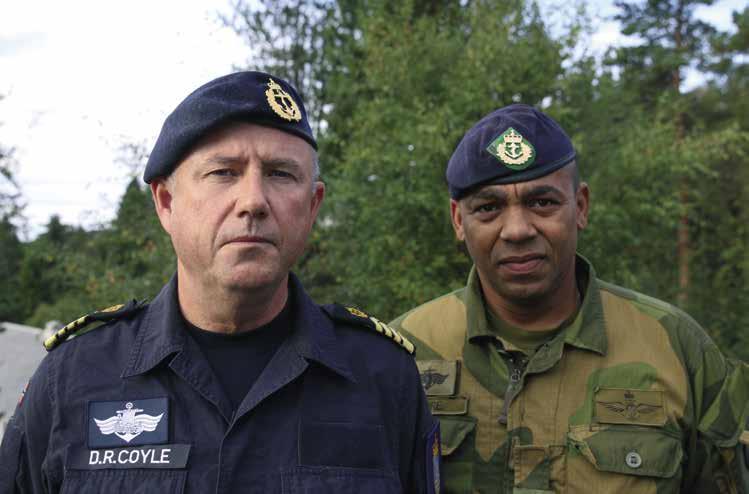 OMT SIKRE PÅ SUKSESS: Flaggmester i Marinen, David Coyle og flaggmester i Marinejegerkommandoen, Sergei Moore er fast bestemt på at spesialistordningen vil bli et løft for Forsvaret. Foto: NOF.