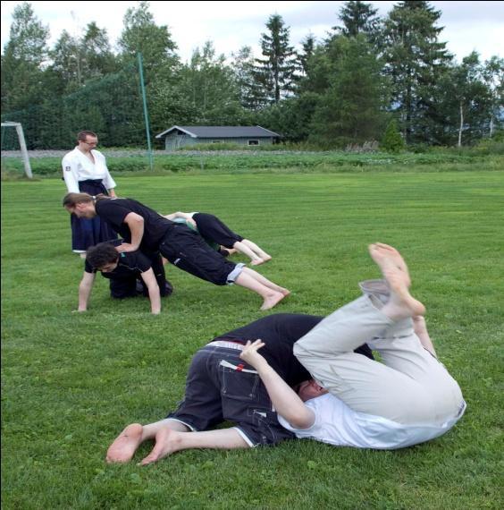 4 Teatersport: Teatersport gruppen øver på noen teknikker. Deltakerne i teatersport lærte grunnleggende skuespillerteknikk samtidig som de får trening i samspill, kroppsbeherskelse og stemmebruk.