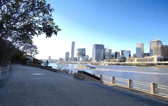 Skolen har god beliggenhet, og ligger kun ti minutters gange fra Brisbanes sentrum. Brisbane er en elveby, og det er veldig fint å gå på promenaden langs elva. Brisbane er også en veldig stor by!