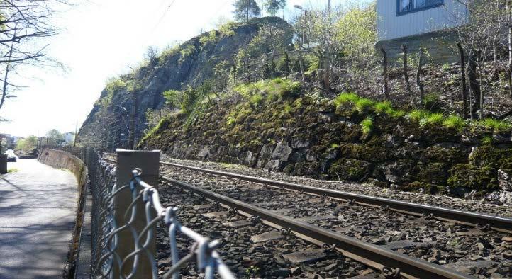 Framføring av fortau til kryss med Langgaten i nord, medfører større behov for eiendomserverv fra bensinstasjon i Langgaten. Trafikksikkerhet Bakken - Alternativ 2B Geometri for fv.