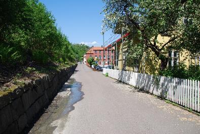 - Det bør etableres en buffer i overgangen mellom vei/fortau og eksisterende bebyggelse i Bakgaten for å hindre direkte innsyn og minimalisere støvplagene.