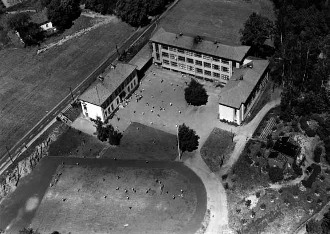 Bygdøy skole ble i 1923 oppført på Lille Strømsborg. Sveitservillaen som lå på Lille Strømsborg brant ned i år 2000.