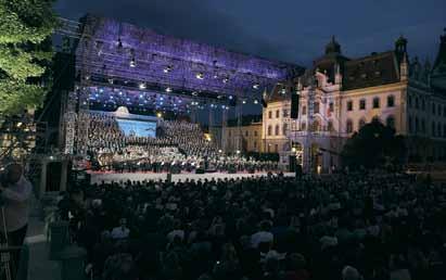 60 let Festivala Ljubljana 25 Foto: Miha Fras Na odru Križank je letos s svojo skupino nastopil tudi skladatelj in glasbenik Michael Nyman.