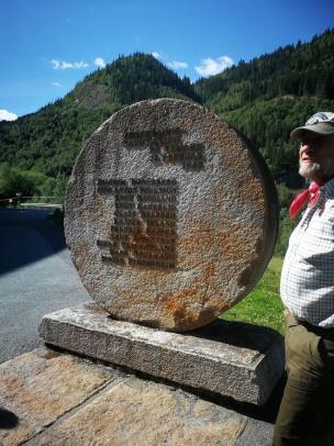 Oppe ved museet fortalte Thor resten av historien og vi endte vår historiske vandring ved minnesmerket.