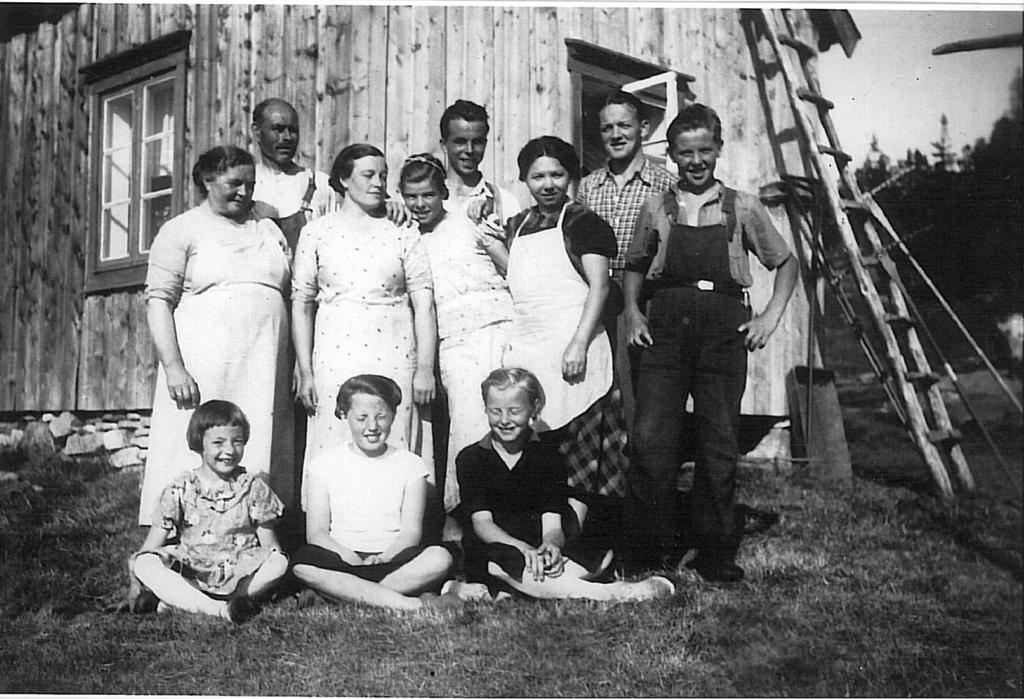 Bildet er fra Rokhaugsetran, ei av nabosetrene, og viser budeier, slåttefolk og gjetere slik som vanlig var i området midt på 1900-tallet.