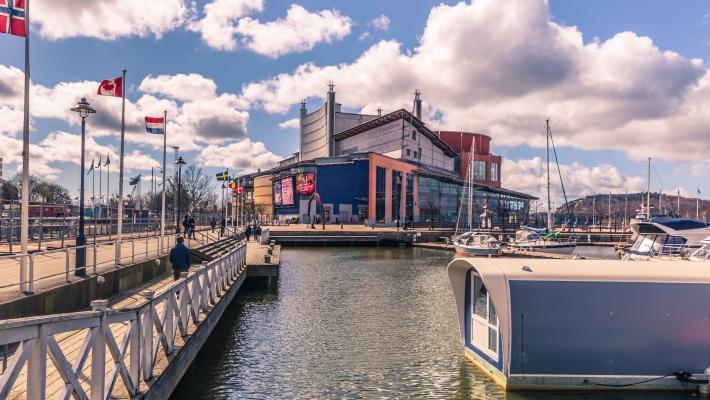 Operaen i Göteborg Saltholmen (5.4 km) Det perfekte utgangspunktet for å oppleve Göteborgs vakre skjærgård må sies å være Saltholmen. Det går mange båter fra byens fergeterminal ut til denne holmen.