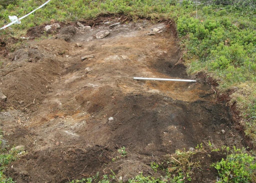 Like over undergrunnen var det et brungrått sandlag (lag 6) som kan ha vært påført (fig. 17 og 18). Det lå under selve kullaget, og det var ikke spor etter trekull mellom lag 6 og undergrunnen.