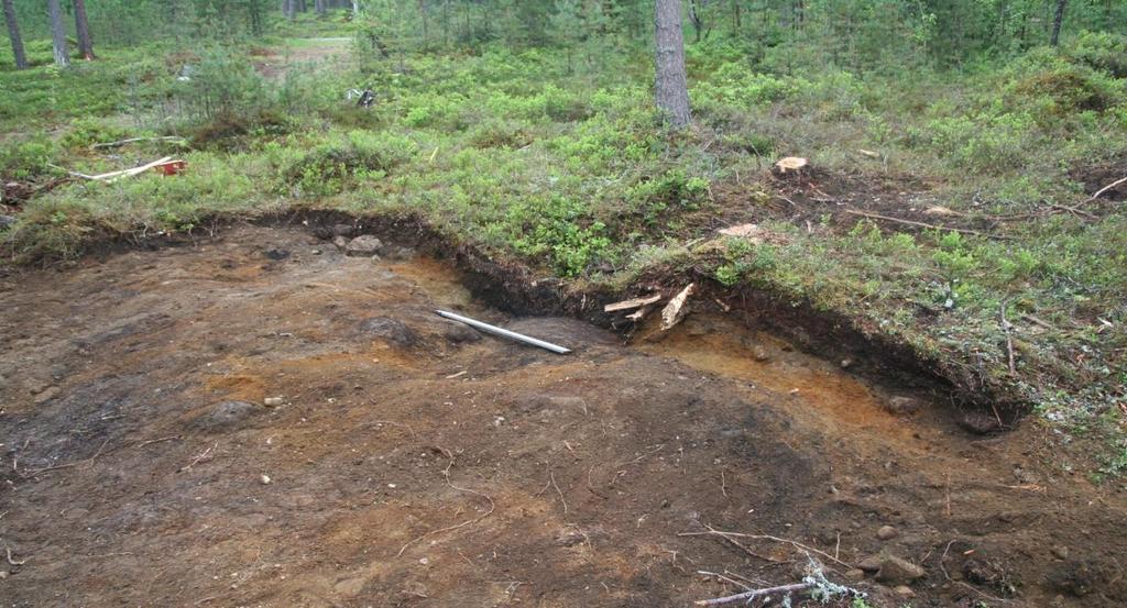 Etter avtorving kom det fram et tydelig kullag i bunn av gropen, og et markant utkastlag som strakk seg rundt store deler av gropen (fig. 24, 25).