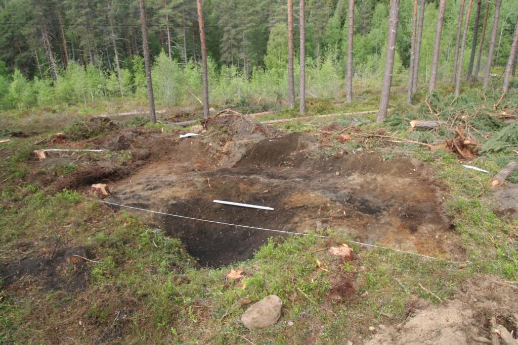 Det øverste kullaget (lag 5) bestod av kullblandet humus med torv, og kan være resultatet av en gjennfylling etter siste bruk.