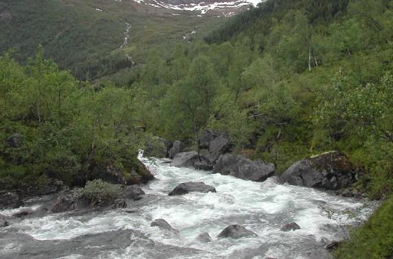 Frå inntaka vil det gå separate rør ned til eit samankoplingspunkt, eit stykke ovanfor Brekkestølen. Derifrå vert driftsvatnet ført til kraftstasjonen i ei ca. 2 km lang rørgate.