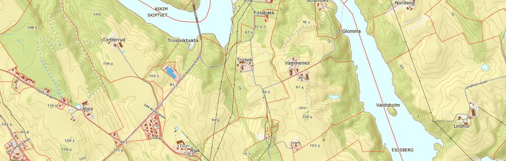 Terrenget i området er relativt flatt med noe skog og mye jordbruksareal. Terrenget skråner ned mot elven.