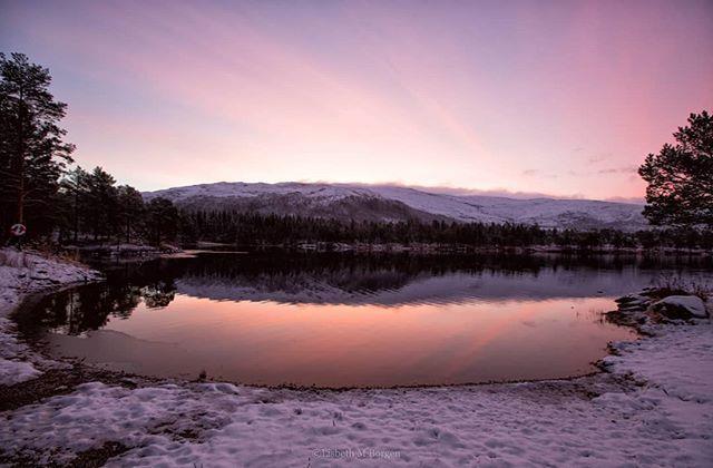 Fallbekkvatnet i Bindal i Nordland. Foto: Lisbeth Margrete Borgen/@lisbethmargreteborgen Månedstemperaturen for hele landet lå 1 grad over normalen.