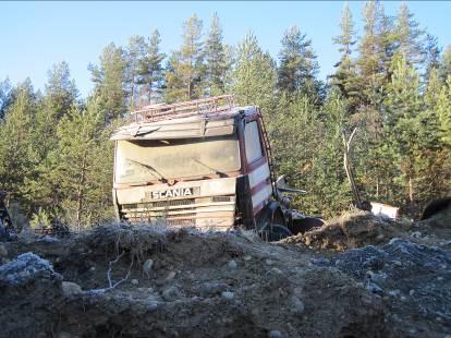 Lagring av kjøretøy, deler og annet metallskrot utenfor området som er omfattet av tillatelsen, var også avvik ved Fylkesmannens tilsyn i 2011.