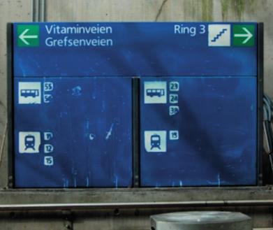 Trikkeskinner i egen trase (Foto: M. Sørensen). Brukere av kollektivtrafikken Det er mange som går på/av buss, trikk og T-bane ved Storo bru, se for eksempel figur 6.15.