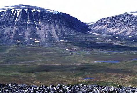 Fra mange topper har man storslagne utsyn mot andre regiondeler eller kyst-, vidde- og dalregioner rundt.