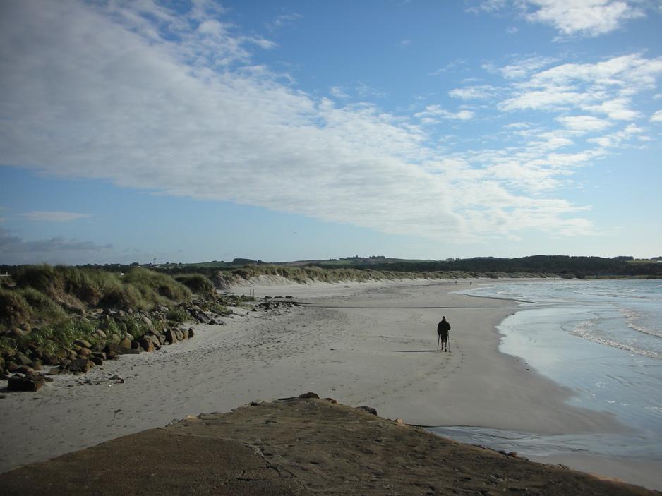 Mesteparten av Solastranda er en ren sandstrand, men i den sydlige enden ligger