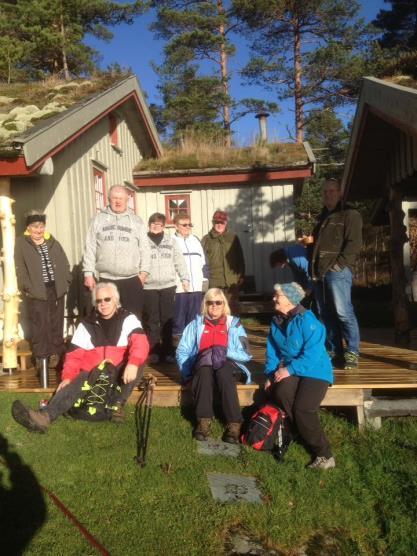 Julegateåpning i Austrud lørdag 3.desember: Oppas Hus Brukt & Antik deltok under åpningen av julegata i Austrud. Vi hadde loddbok og gode juletilbud. Godt besøk, god stemning, og ganske god omsetning.