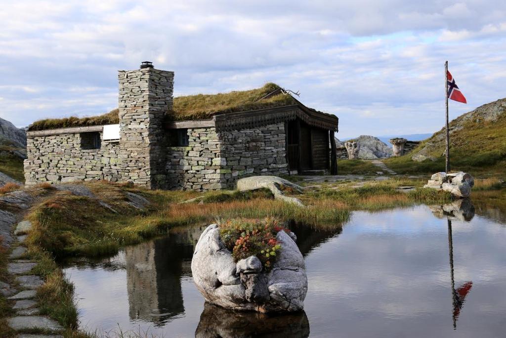 Bilete 2 Del av hyttetunet på Breidablik, Kvam herad, september 2013 (Foto: Bergen og Hordaland Turlag, september 2013). 3.