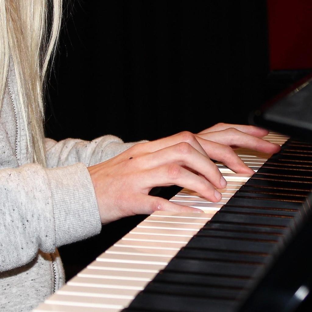 Piano og keyboard Piano og keyboard er meget allsidige instrumenter. Elevene blir kjent med mange forskjellige typer musikk og stilarter.