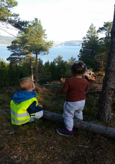 For vår aldersgruppe vil vi legge vekt på at barna skal få prøve ulike materialer, f.eks sand, vann, leire osv.