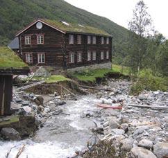 gårdsvei. Beskrivelse: Under flommen 14. og 15. august 2003 kom Skreabekken ut av kontroll, med ekstrem vannføring og masseavlagring.