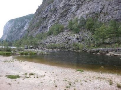 Badeplassen må også skiltes og synliggjøres bedre fra veien. En eventuell etablering av friluftsområde med parkering og toalett her må gjøres i samarbeid med kommune og grunneier.