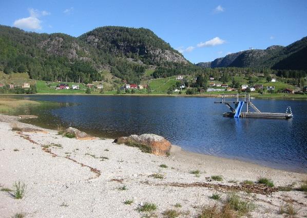 4.2.9. Øksendal Her finner vi en av de best tilrettelagte badeplassene i Sirdal, med både toalett, bord og benker.