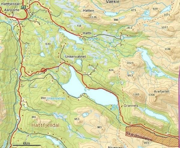 Figur 1. Storveltlia NR (skravert felt vest for Unkervatnet) og Skardmodalen NR ligger sørøst for Hattfjelldal sentrum, langs Fylkesvei 296 som fører over til Sverige.