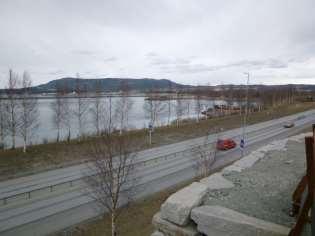 Fra broen over Stjørdalselva er det god utsikt til elveosen og fjorden lenger ute. E6 har to felt på strekningen men vegen oppleves som bred.