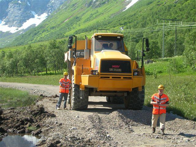 18 5 VURDERING AV RESULTATER 5.1 Belastningstest En ca 70 tonn tung dumper med 3 aksler ble benyttet for å lastprøve konstruksjonen.