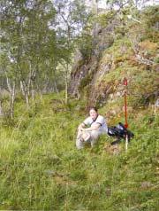 Brønnlokaliteten er satt i bruddsonen, og adkomsten er via traktorvei og ligger cirka 5 meter øst for veien.