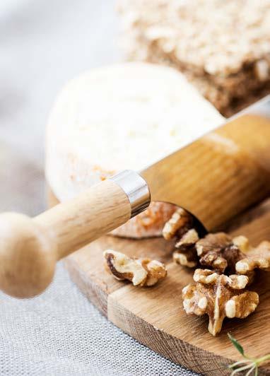 NATURE Oak ostekniv med to håndtak Rustfritt stål med eikehåndtak.