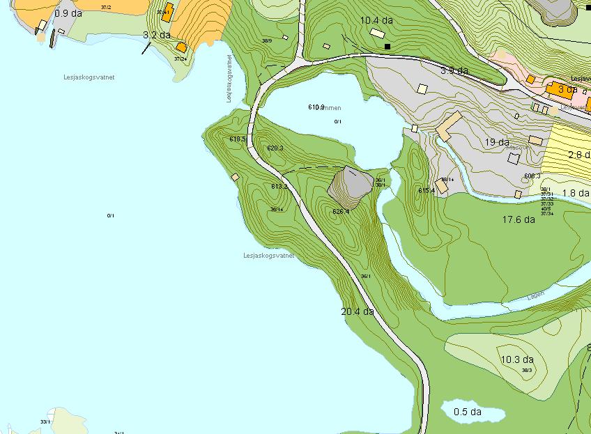 D. Dagens arealbruk Arealbruken i området domineres av skog. En grusvei går langsetter ryggen, og benyttes i hovedsak av hytteeiere og til skogsdrift. Markslag fremkommer i figur 6.