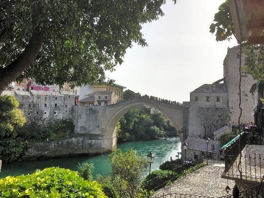 Vi får anledning til å gå over den kjente broen og oppleve litt av folkelivet her. Etterpå kjører vi tilbake til Kroatia og besøker den historiske byen Vid.