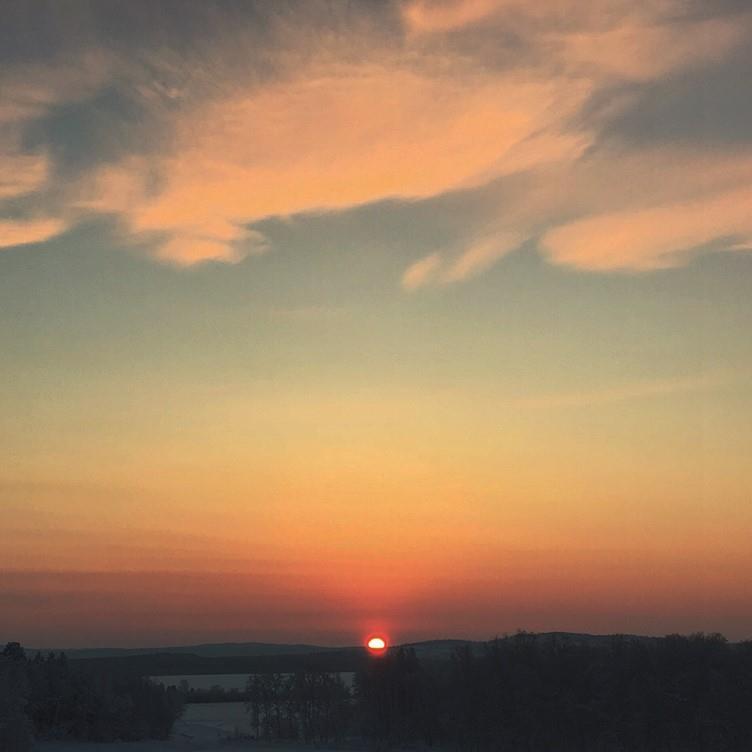Bilde 6: Sola kunne sees på Svanvik første gang etter mørketida tirsdag 19. januar 2016. Egentlig skulle sola dukke opp mandag 18., men da var det overskyet. Fotograf Alexander Kopatz, NIBIO Svanhovd.