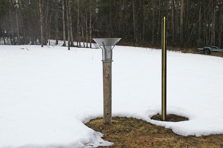 Bilde 8: Pasvik kraft sin målestasjon på Skogfoss. Stasjonen måler nedbør og snødybde på døgnbasis og data er tilgjengelige fra databasen eklima. Bildet er tatt 25. mai 2017.