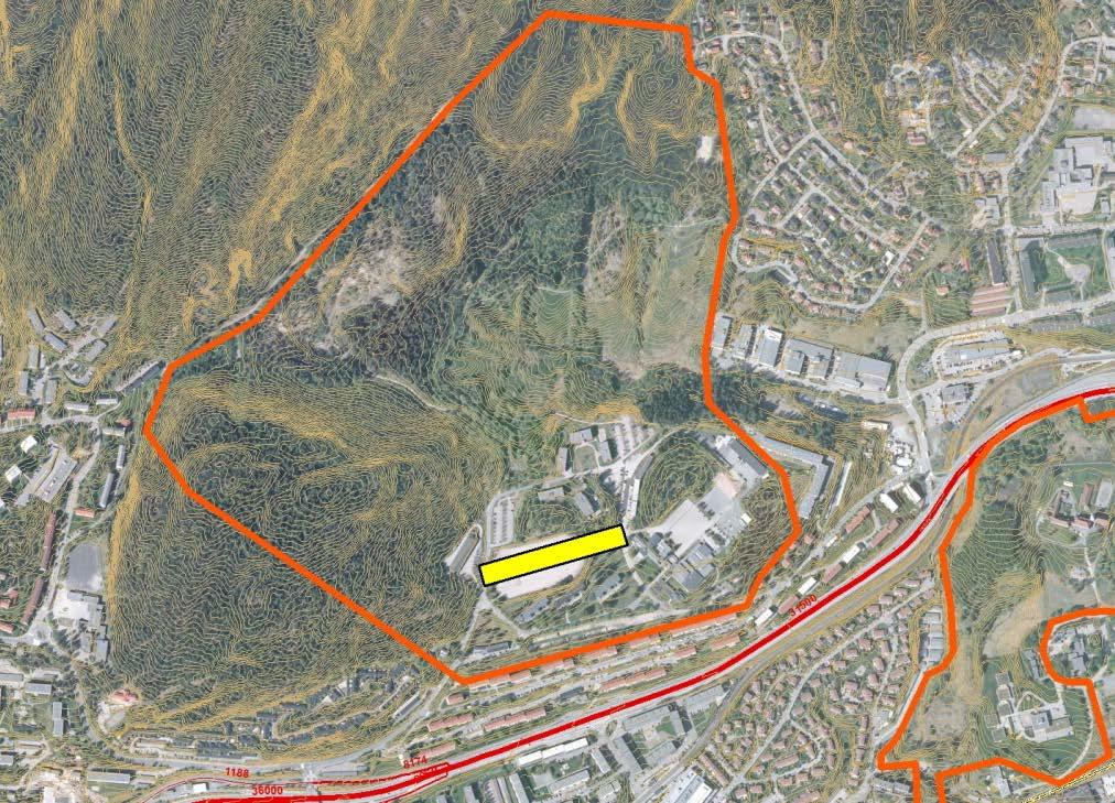 Eksisterende bebyggelse Flere bygninger tilknyttet krigsskolen, skole, tjenesteboliger mm Høyspentkraftlinje Ingen Tilgjengelighet - hovedveinettet FORHOLDSVIS DÅRLIG To separate adkomster til