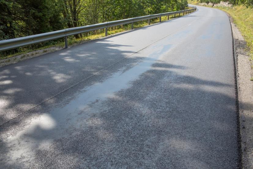 Fete flekker Fete flekker I mangel av et bedre begrep er fete flekker blødning av bindemiddel i overflaten av det nylagte dekket. Dette kan gi et alvorlig problem med våtfriksjon.