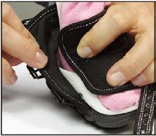 Vennligst besøk: http://www.smartknit.com/afo-kafo-socks 2. Hvis sømmene på sokken irriterer barnehuden, bare trekk litt i den. 3. Ta skoen på barnets fot. 4.