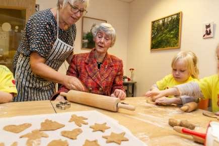 De eldre lyser opp i samvær med barna.