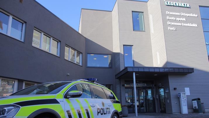 Taushetsplikt og konfidensialitet - risikofaktorer Politi til stede under helsekonsultasjoner på legevakt Ikke alle leger bevisste på roller Politiet bør ikke kunne høre hva som sies i pasientrommet