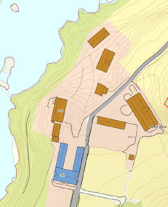 Boen gård er en samling av en rekke bygg: Oppe på det relativt flate platået ligger hovedhuset, som benyttes dels som næringslokale og dels som overnatting (utleie).