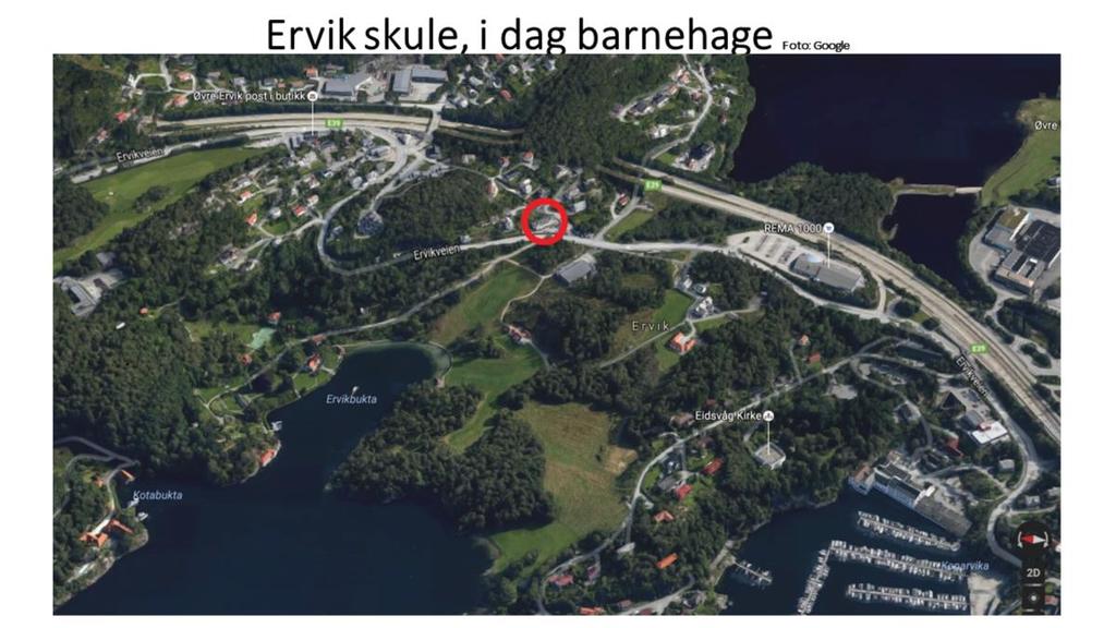 I dag ser det slik ut, skulehuset er ringa inn. Eg går ut frå garden oppskrivaren var frå er ein av dei to midt i biletet. Dagens skule ligg i venstre biletkant. (Kalvatræet).