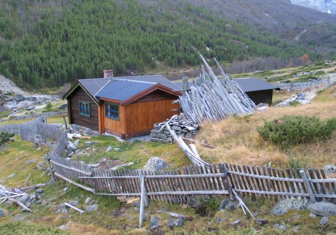 (0513-010-012, 014) Både seterstua og det sammenbygde fjøset i