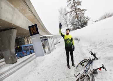 en vegg med snø, slaps og isklumper ned fra