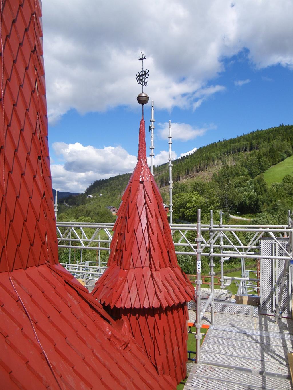 vart sett i stand. I tillegg vart trespira i gavlane på kyrkja sett over og sett i stand eller bytt der dette var naudsynt.