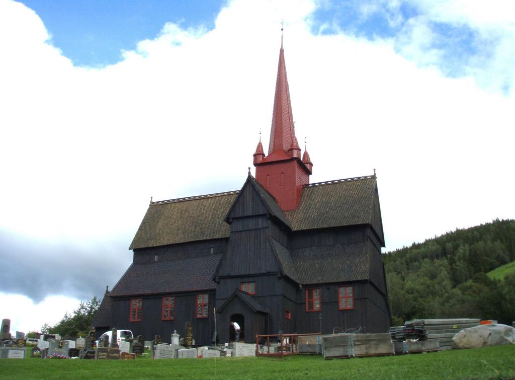 Tjærebreidd: Kyrkja med ny spontekking og tjære. Foto: Birger Lindstad, Riksantikvarens arkiv.